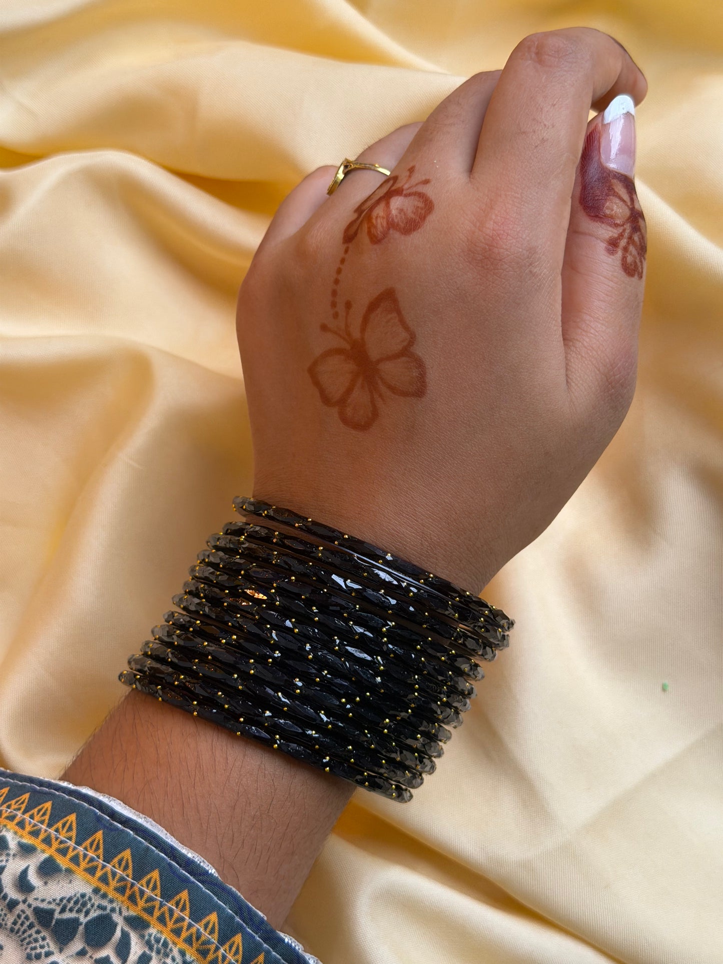 Kashmiri Raindrop black bangles set.